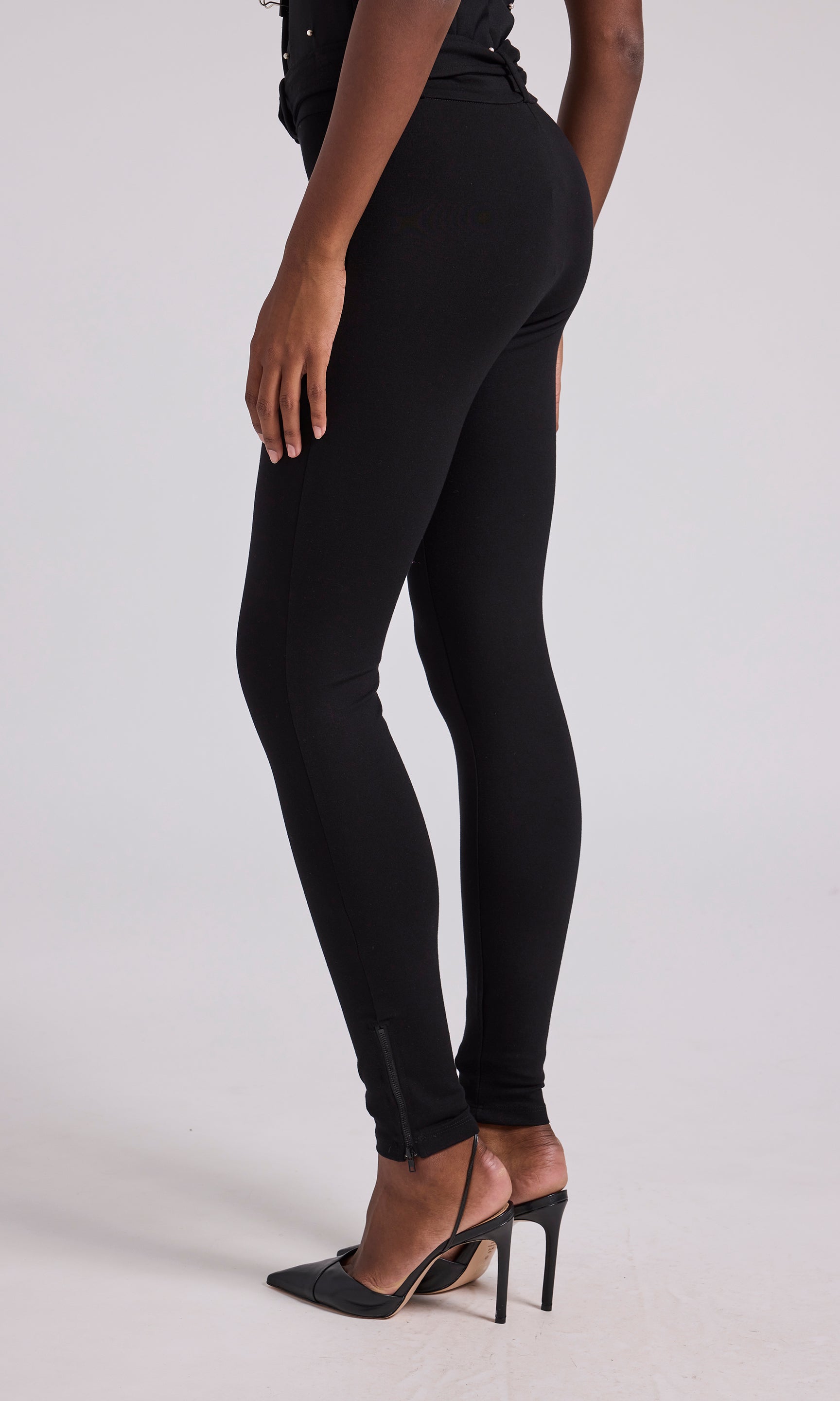 Huggy Women Deep Skin Solid Ankle-Length Leggings (XL) - Yavonne