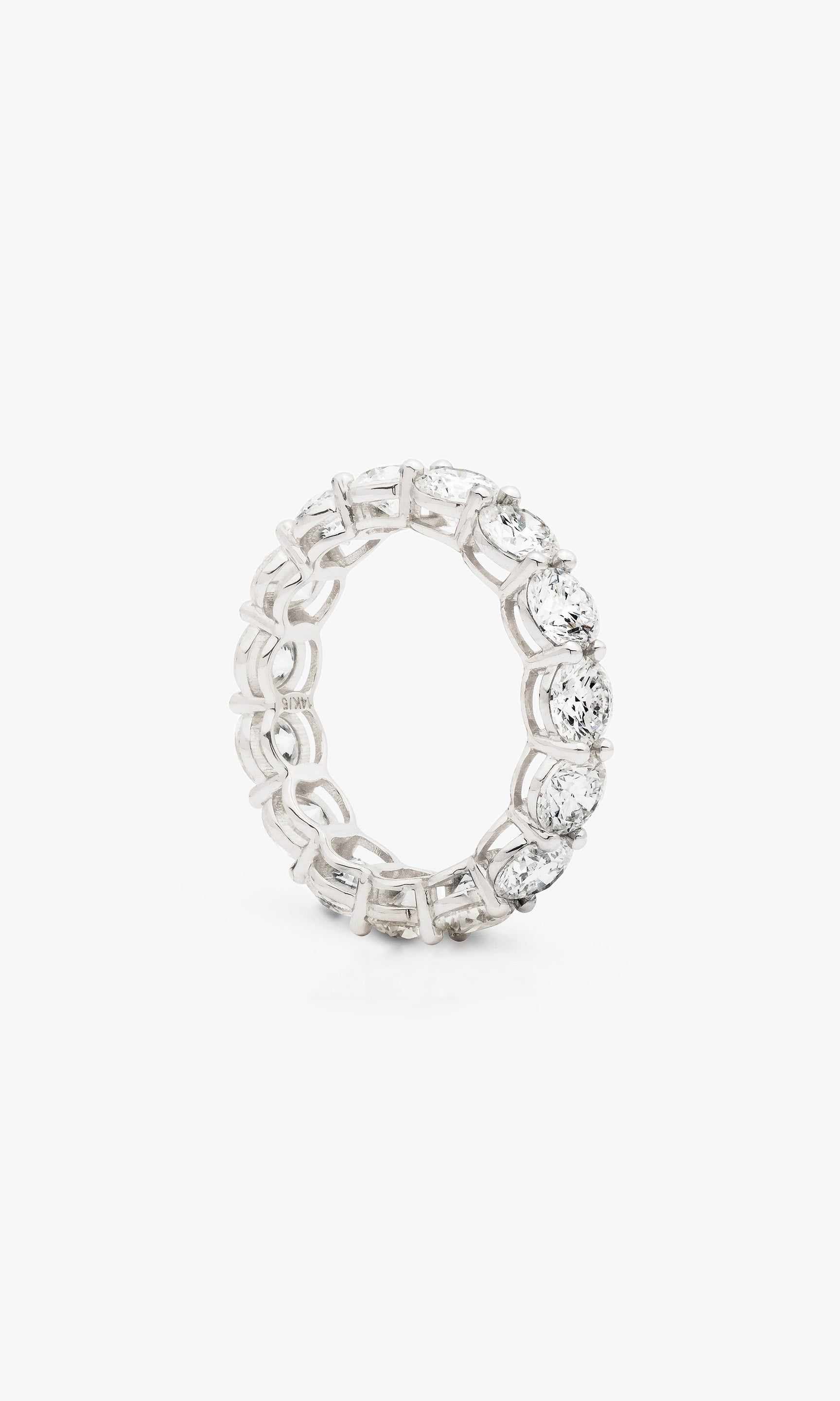 THE FOREVER ROUND CUT BAND 4.93 Carats