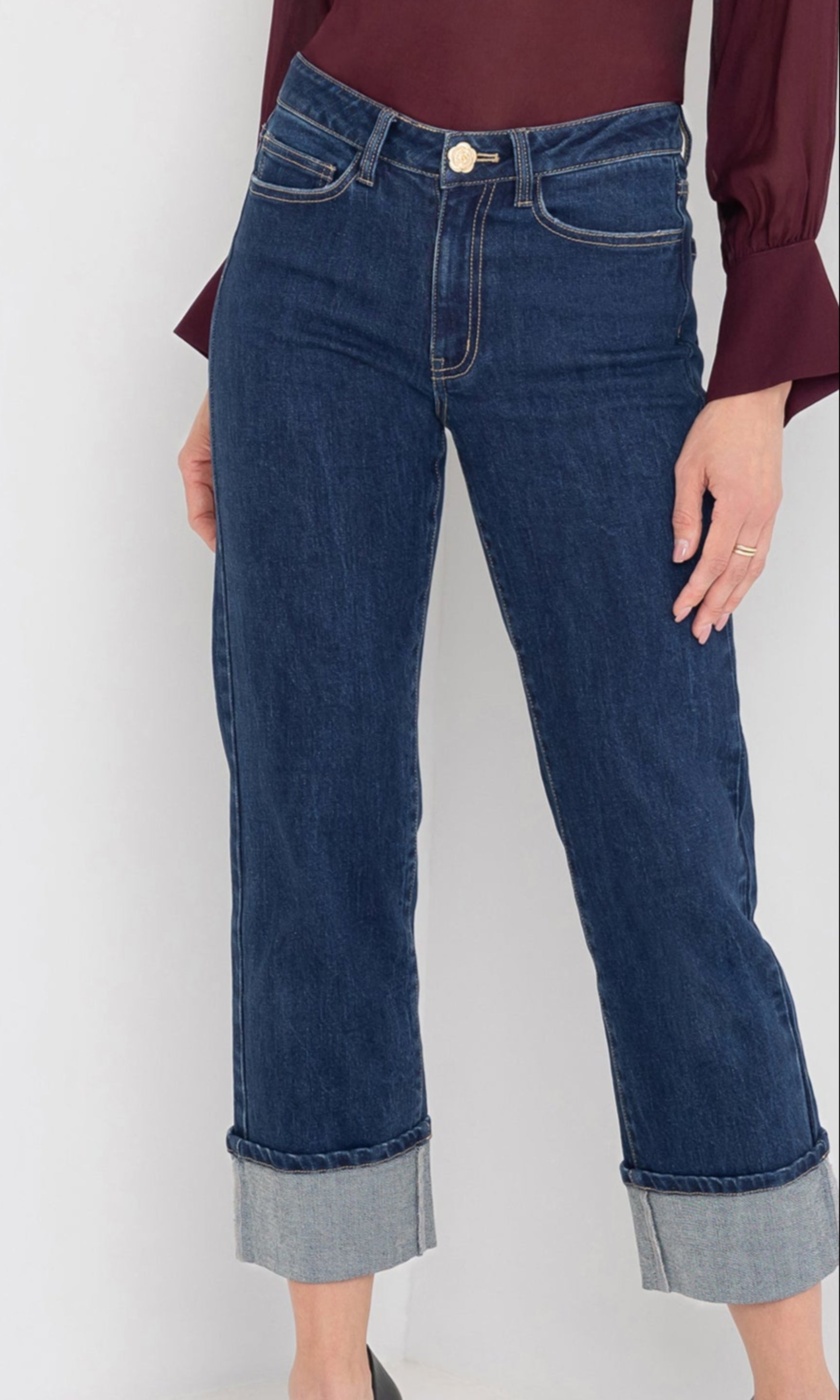 Side view of the ryland denim jeans highlighting the cropped length.