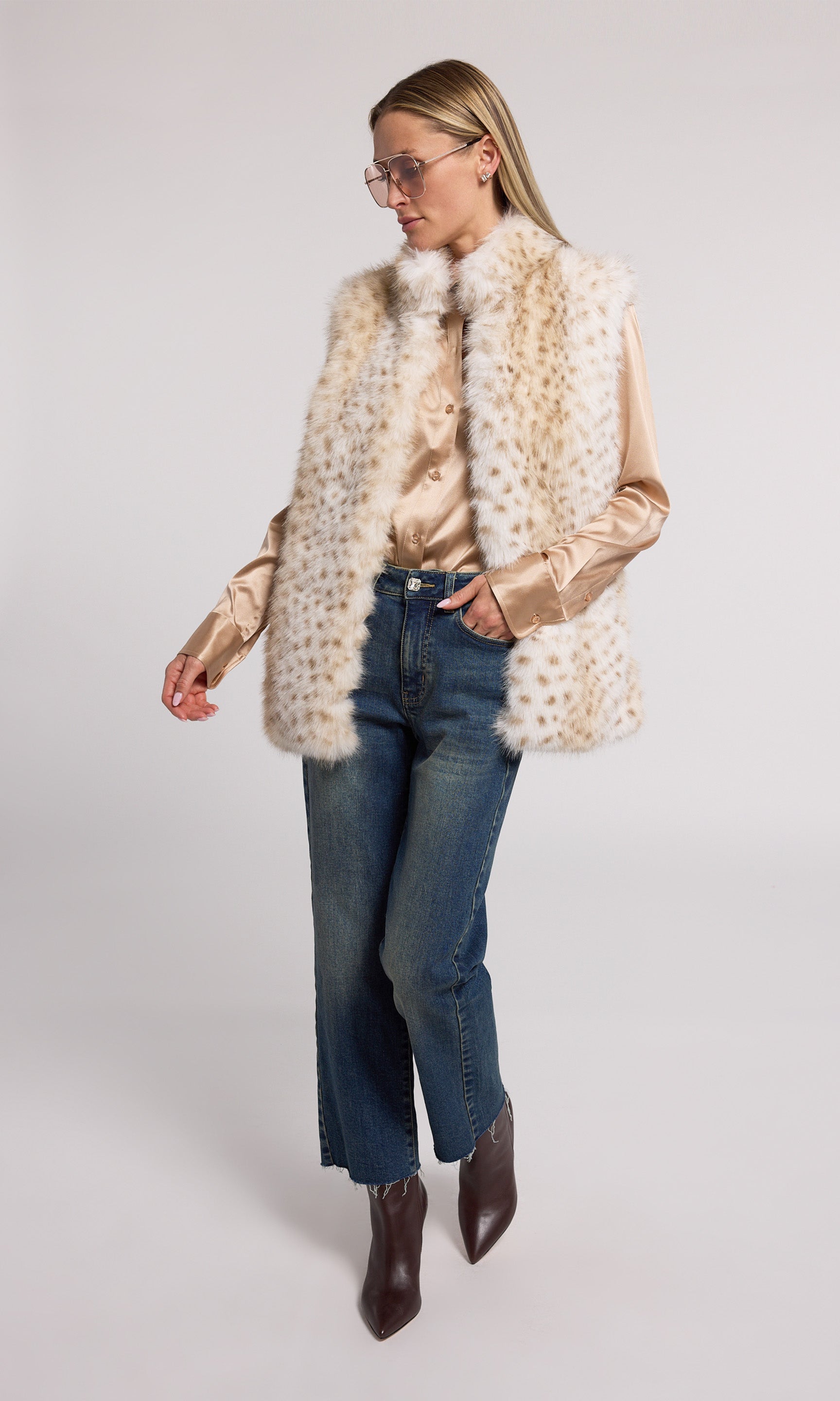 A chic leopard faux fur vest, emphasizing its soft texture and sophisticated appearance, ideal for enhancing any outfit.