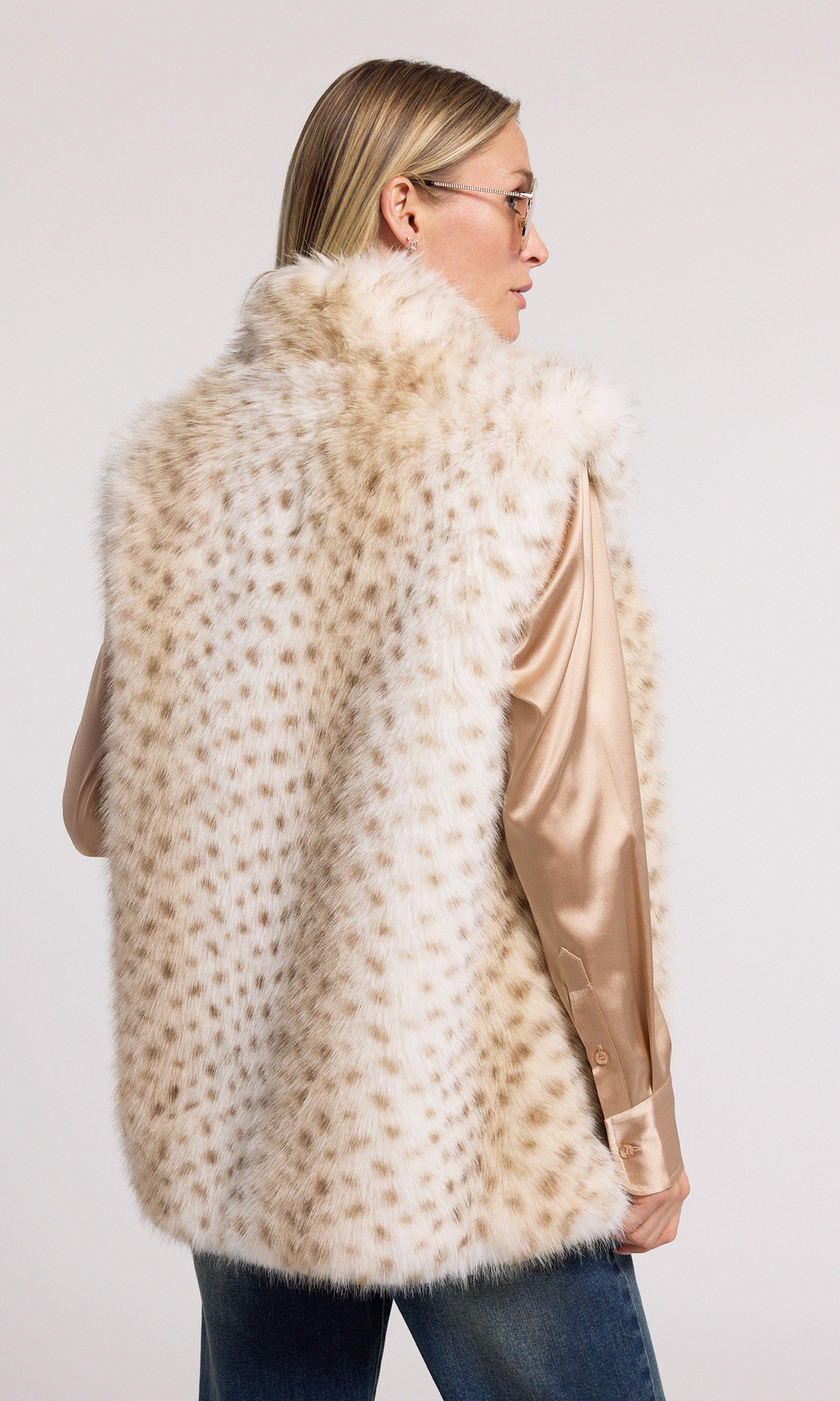 A chic leopard faux fur vest, emphasizing its soft texture and sophisticated appearance, ideal for enhancing any outfit.