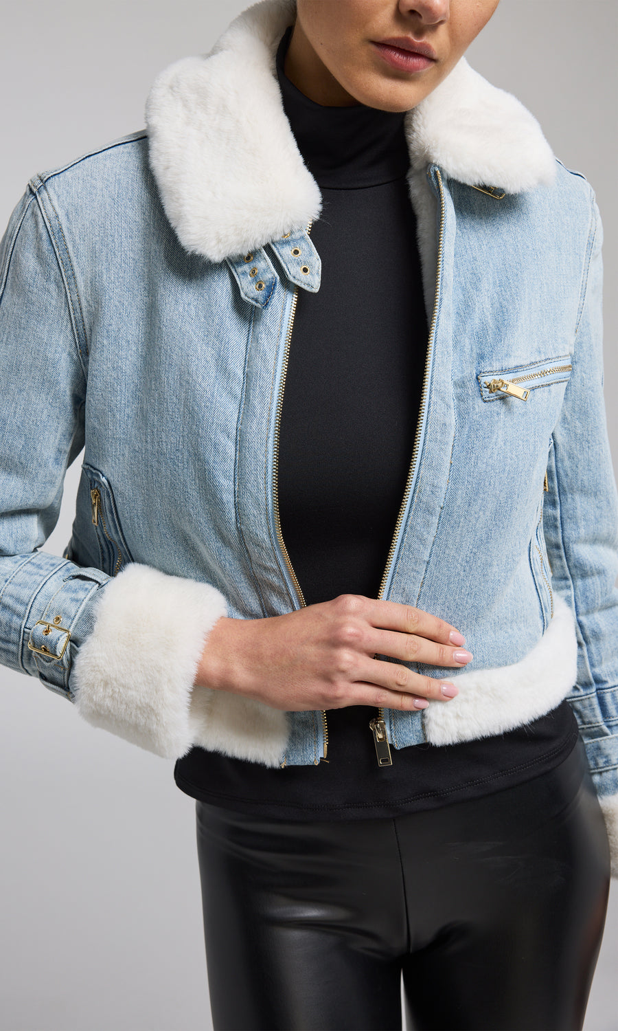 Denim jacket with white fur collar hotsell