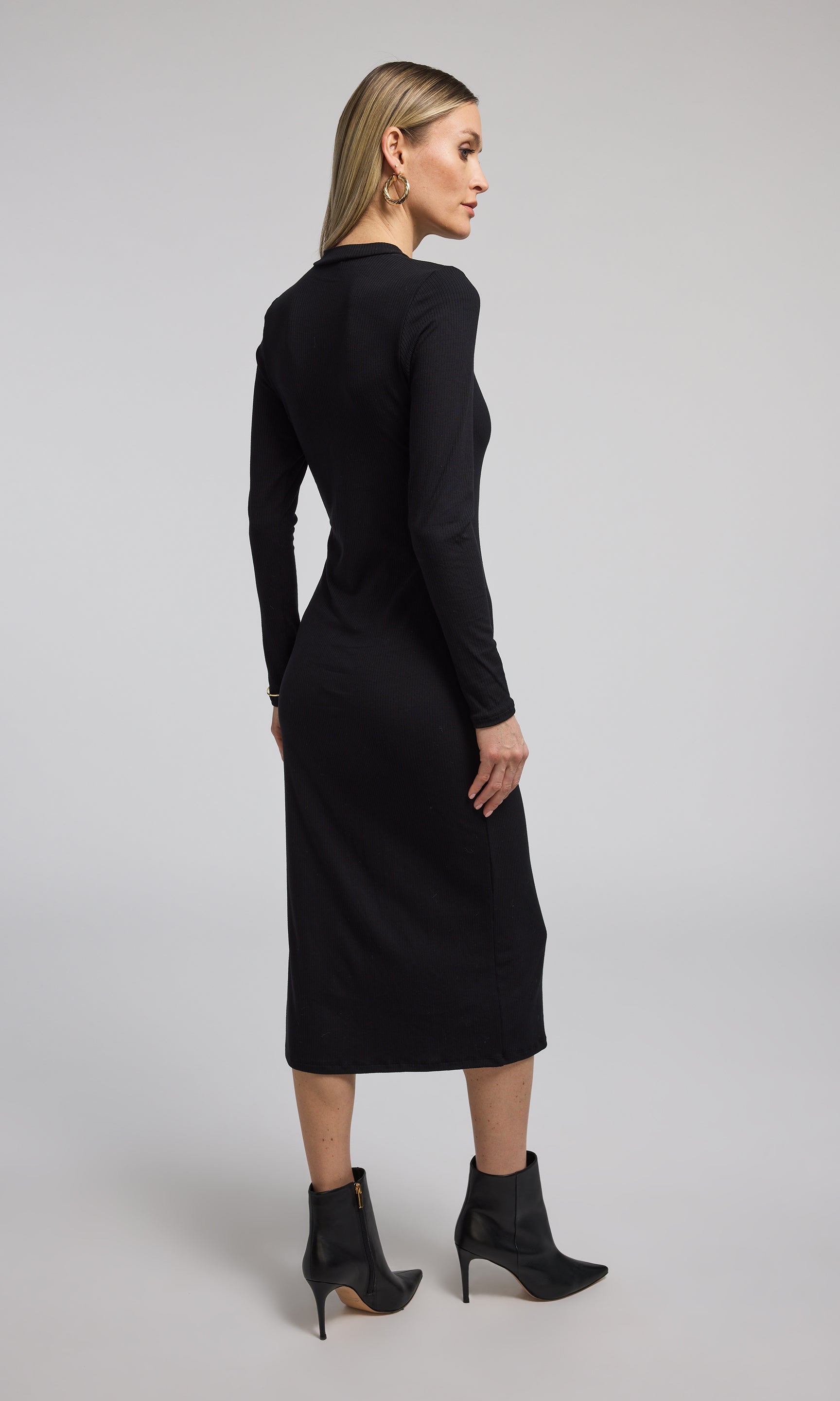 Elegant black ribbed midi dress showcasing a sleek design, ideal for versatile styling and seasonal wear.