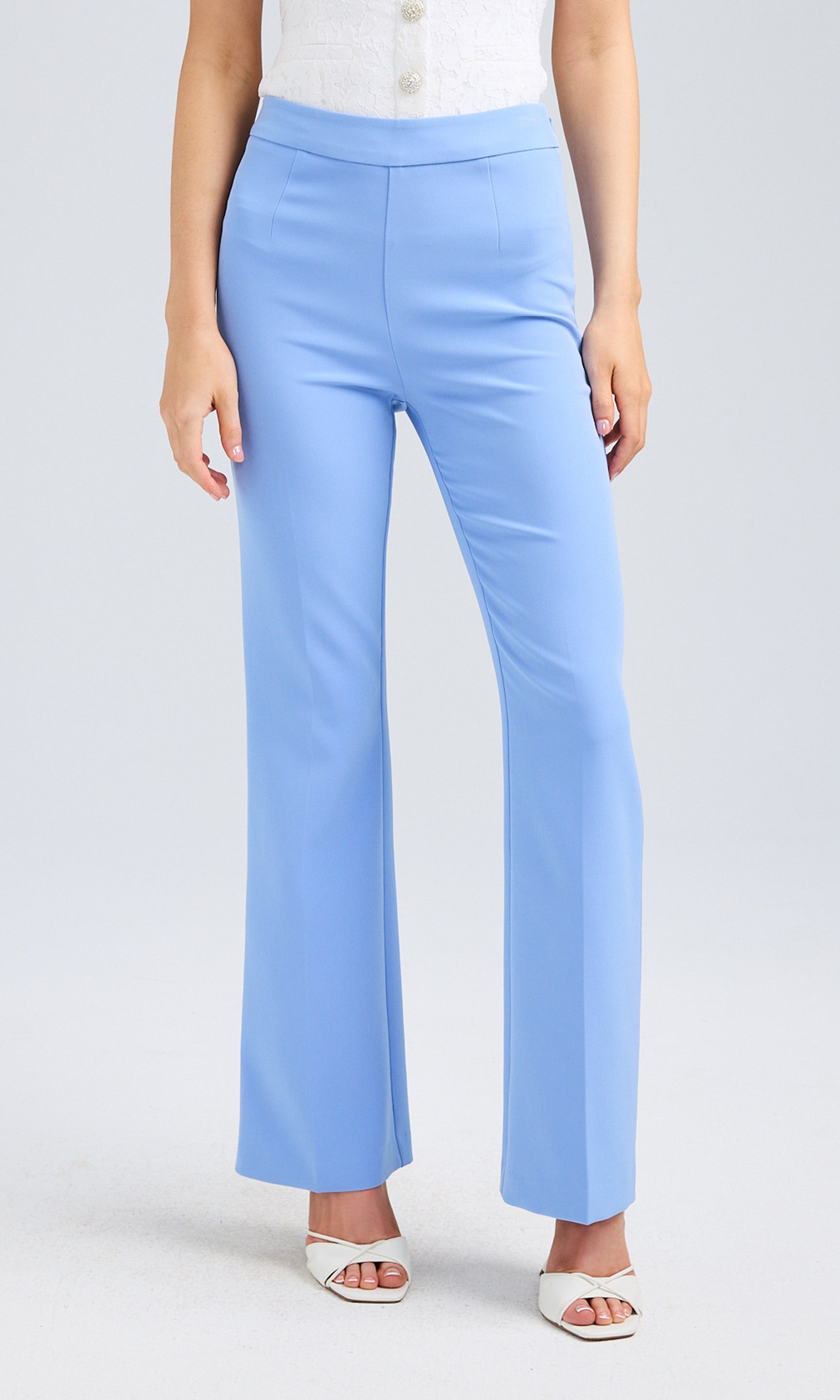 Comfortable blue wide-leg pants made of stretchy crepe fabric, ideal for casual or dressy outfits